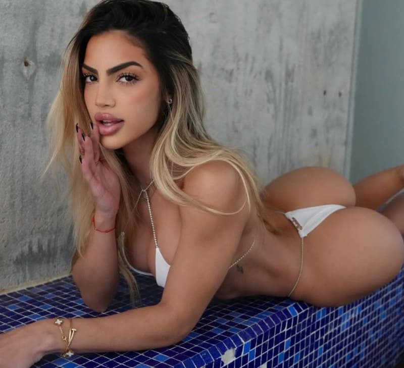 Eva in witte bikini met perfecte billen