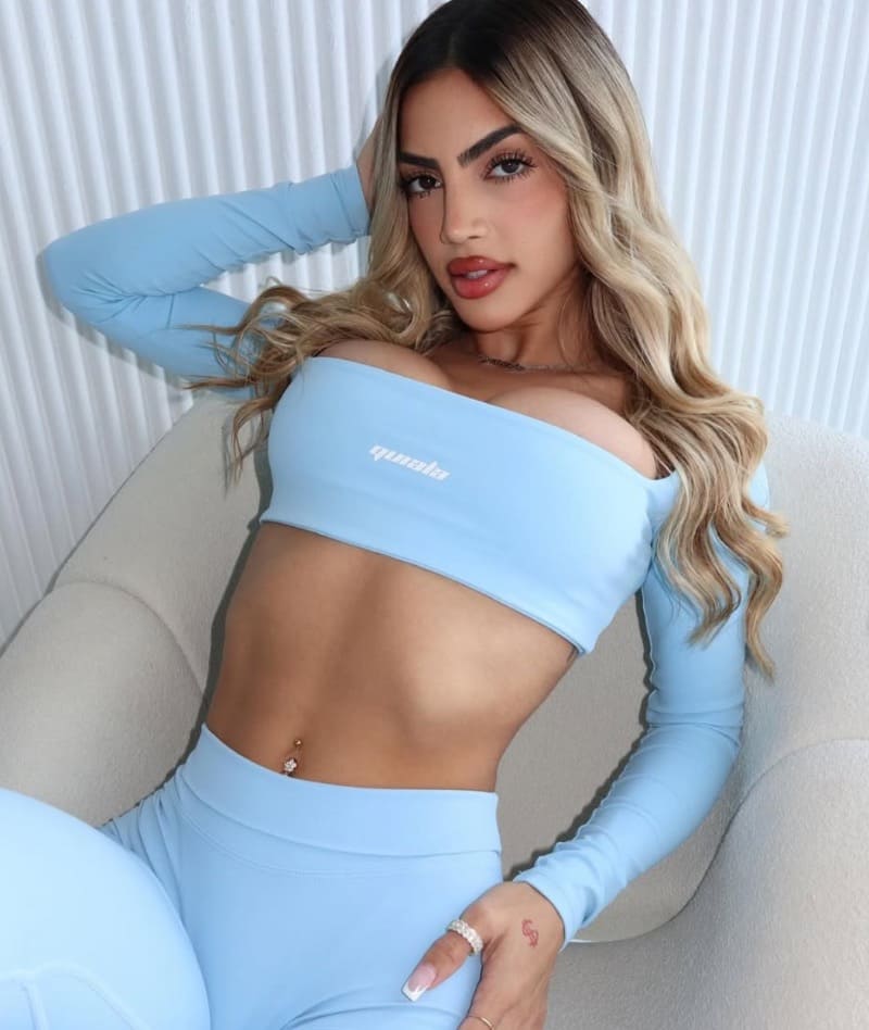 Babe in blauwe fitness outfit