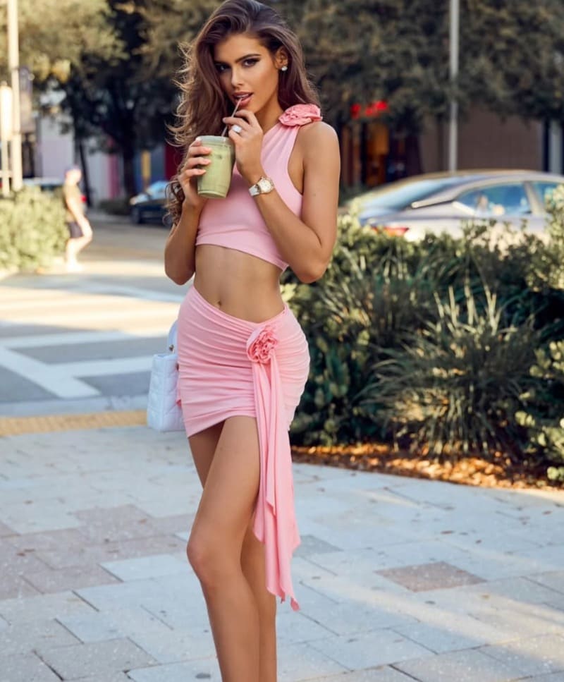 Babe in roze rok op straat