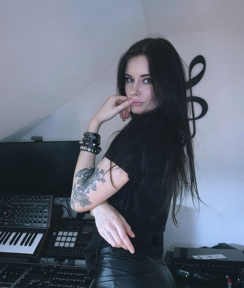 Babe in zwarte outfit