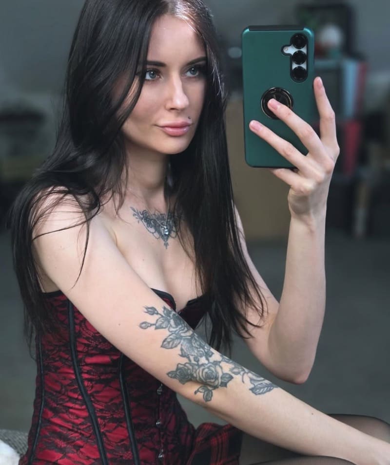 Babe in sexy rode outfit