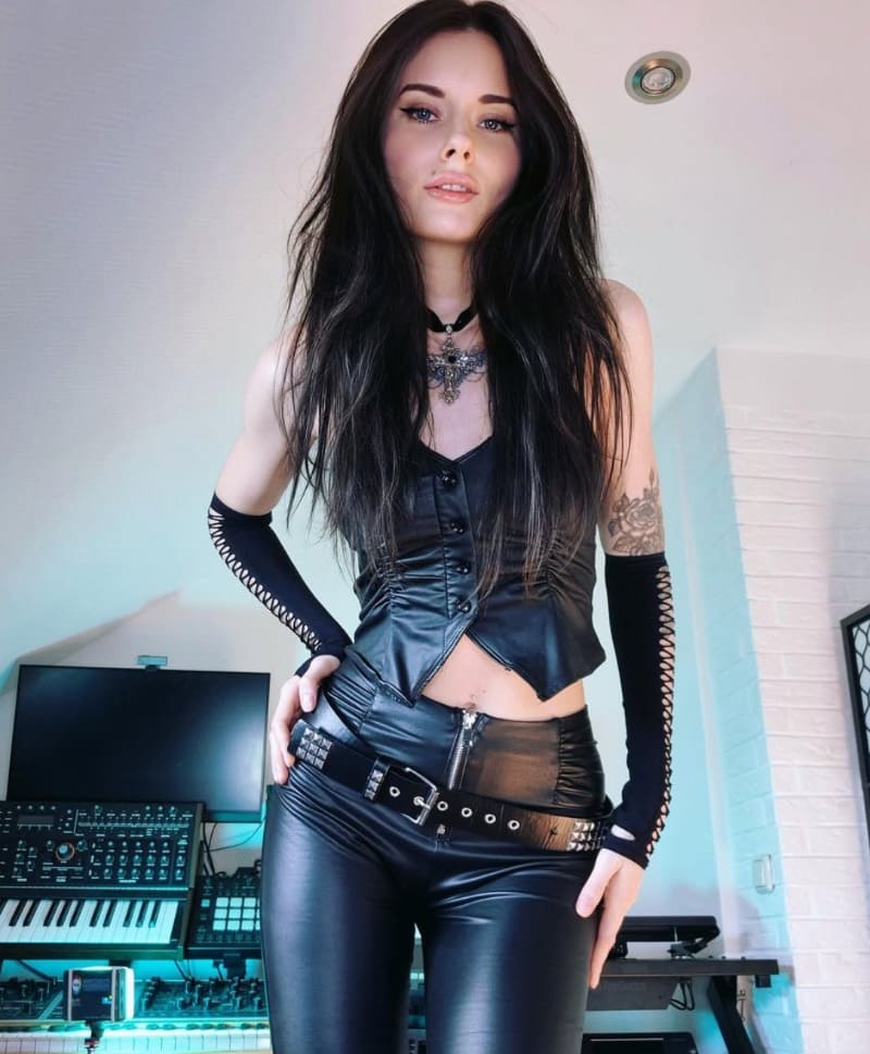 Malina in sexy zwarte outfit