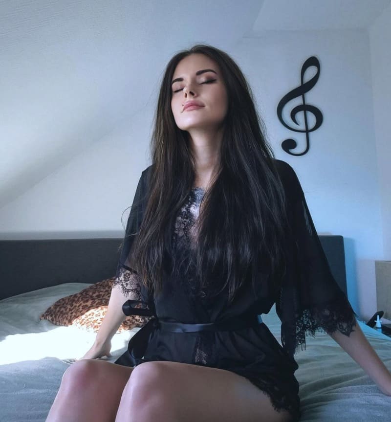 Babe in sexy outfit