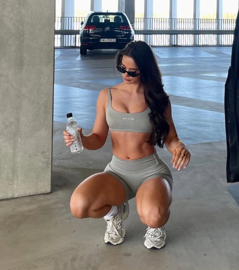 babe in groene fitness outfit