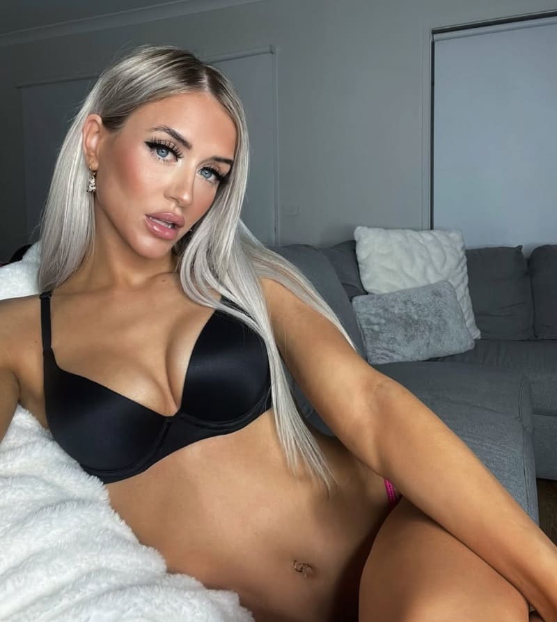 Natasha in zwarte lingerie