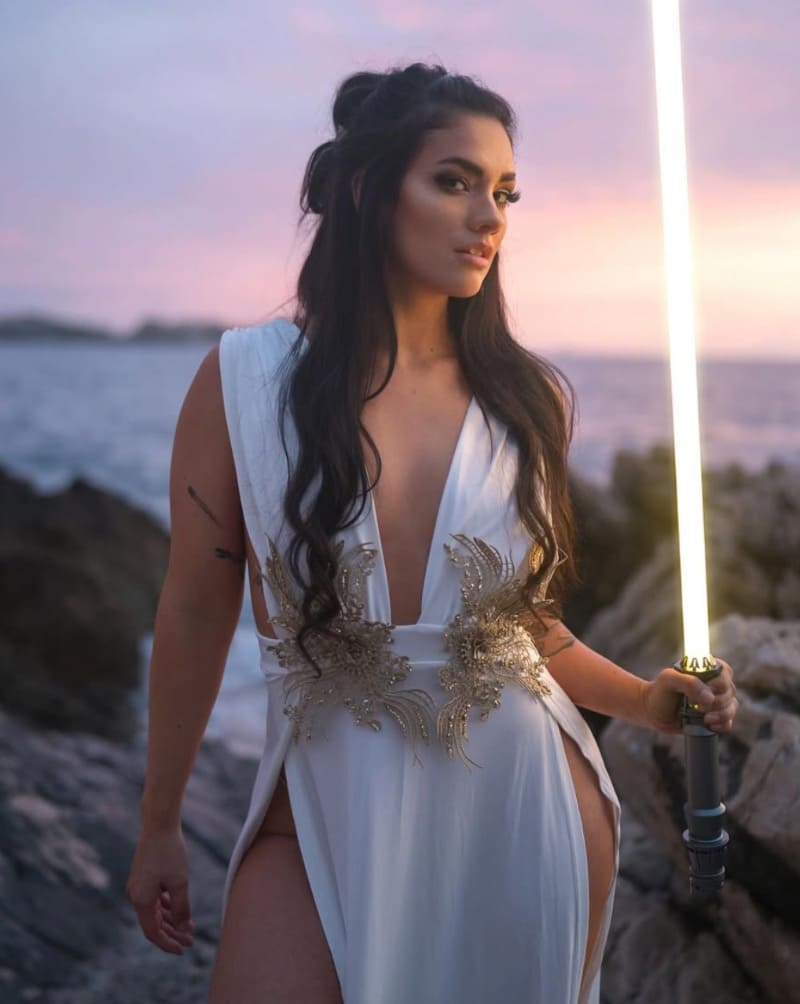 Babe in starwars cosplay met lightsaber
