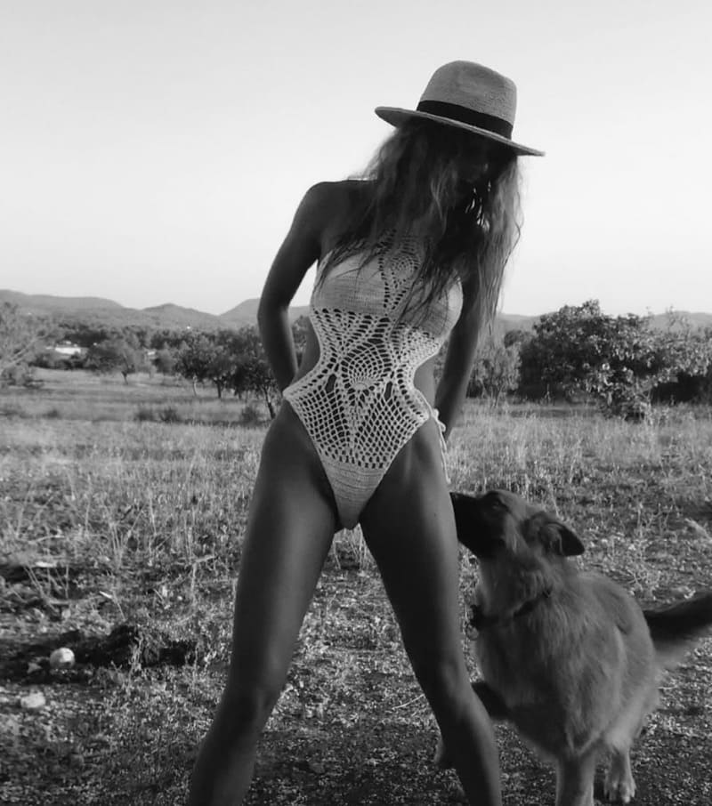 Greta in witte lingerie buiten