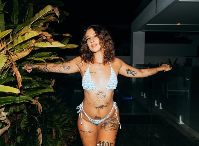 Isobel in witte lingerie