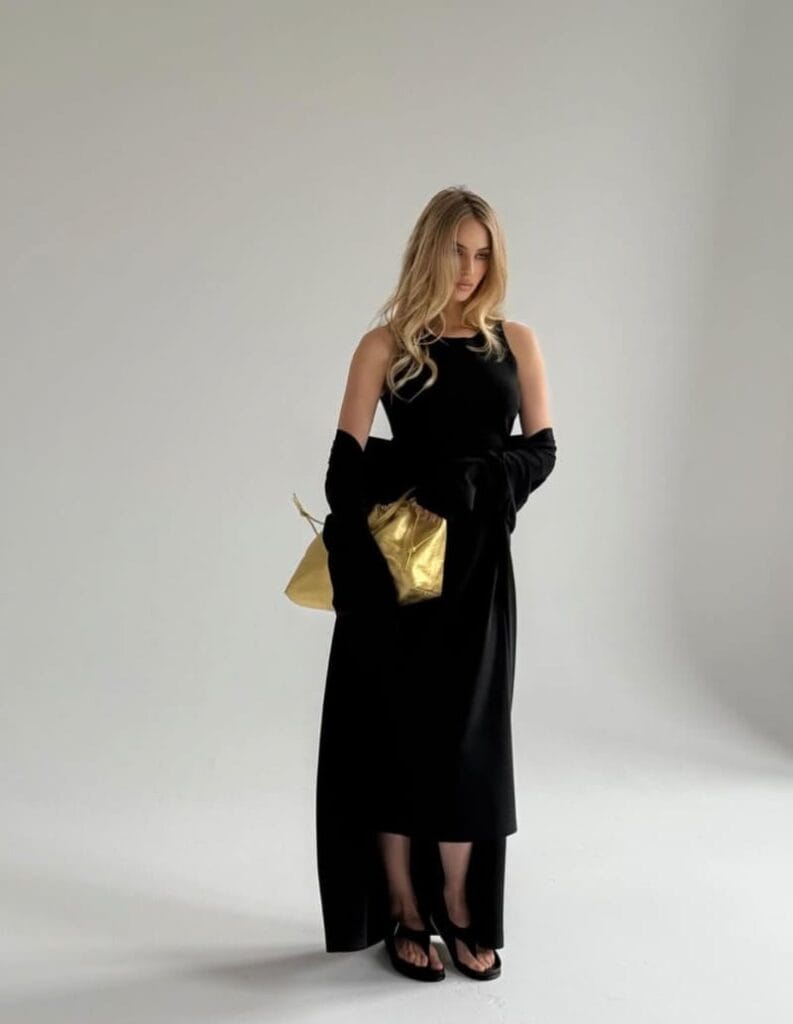 Babe in lange zwarte jurk