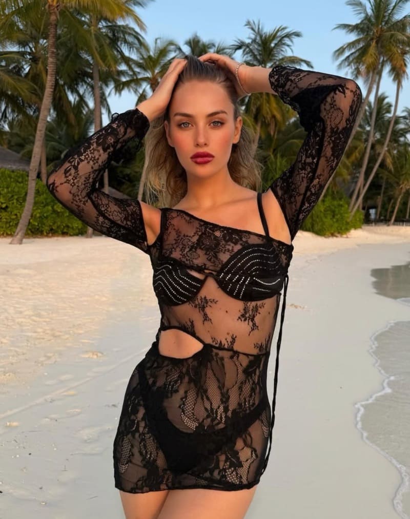 Sexy blondine in bikini op strand