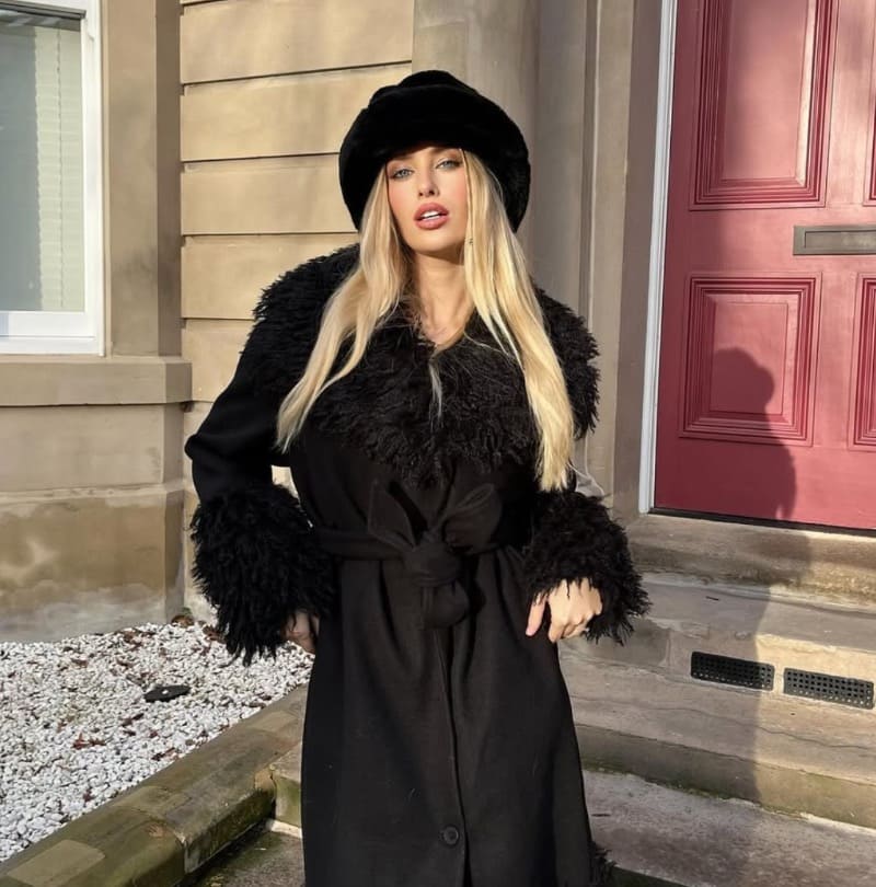 Babe in sexy lange jas met coole hoed