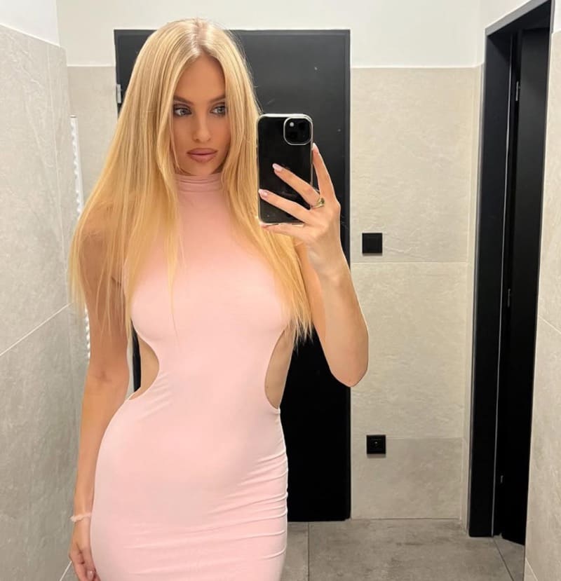 Babe in sexy roze jurk