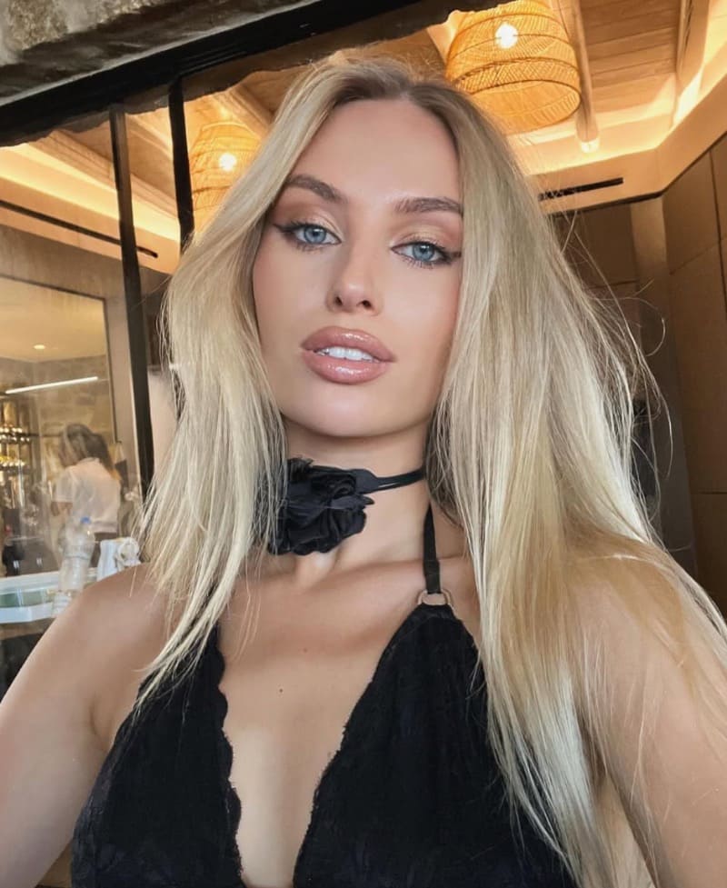 Marie selfie in topje met diepe decolleté