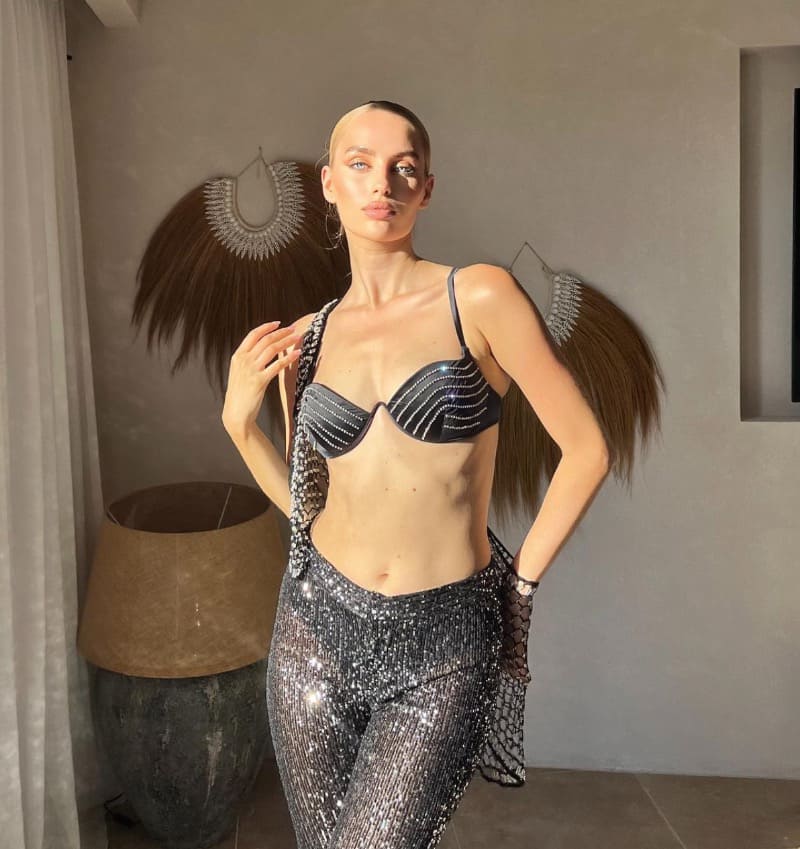 Marie in sexy strak outfitje