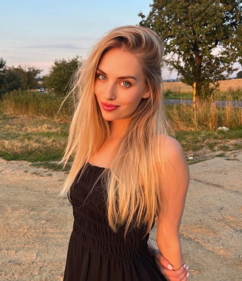 Sexy dame in zwarte jurk