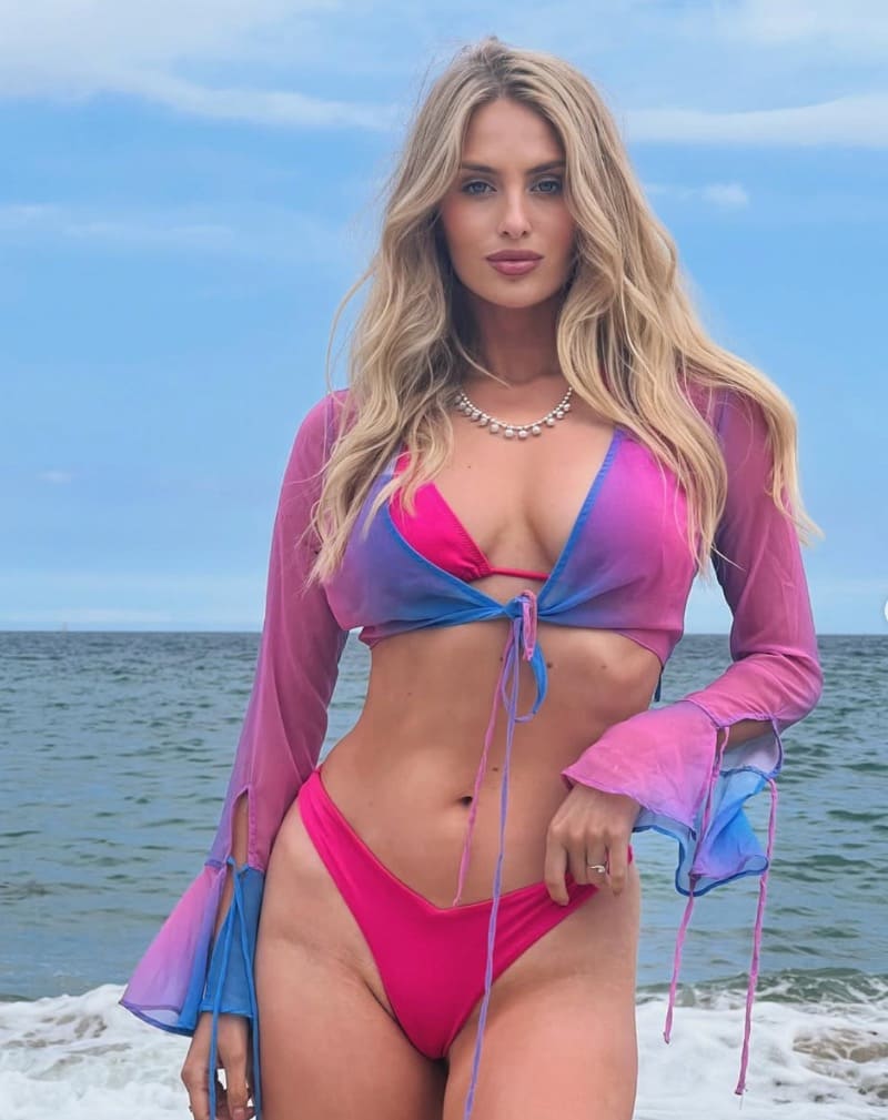 Marie in roze bikini
