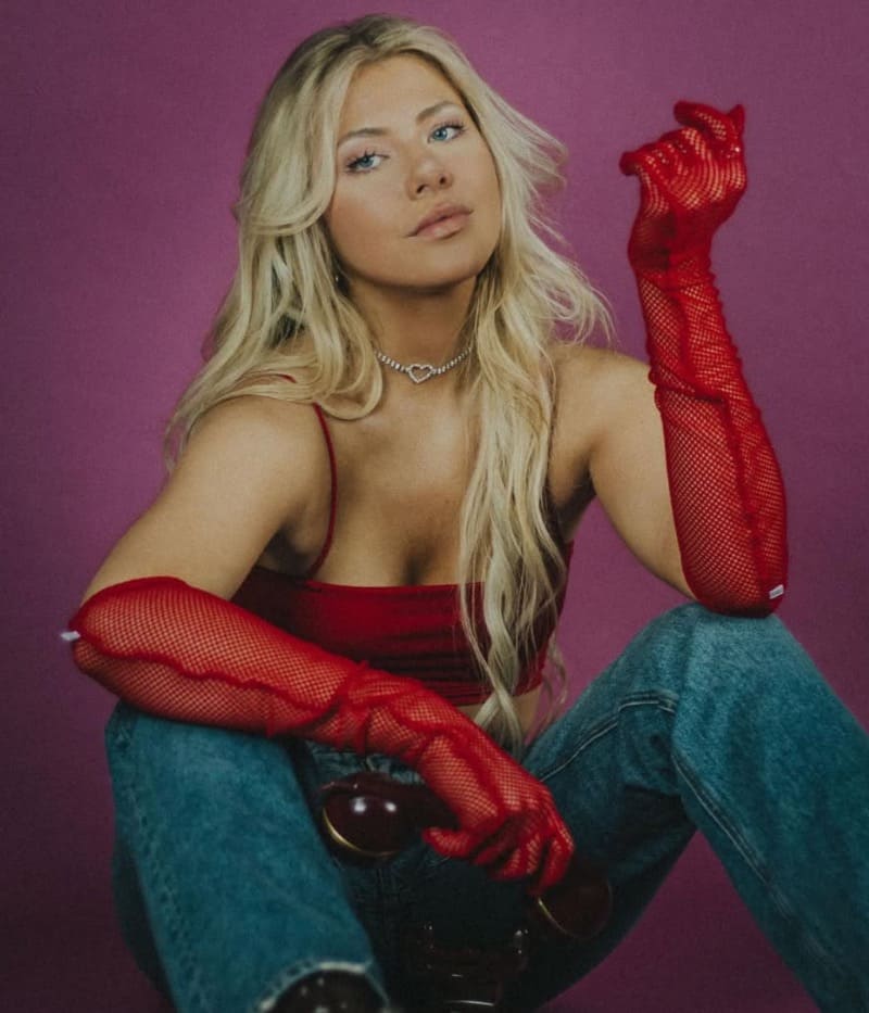 Becca in rood