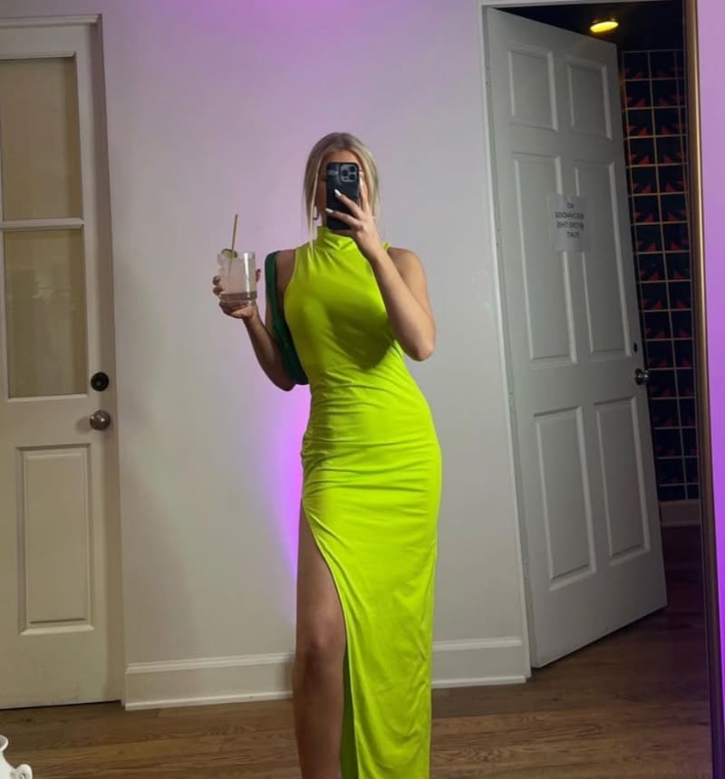 babe in sexy groene jurk