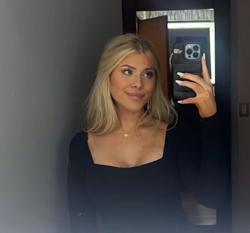 Becca in zwart topje