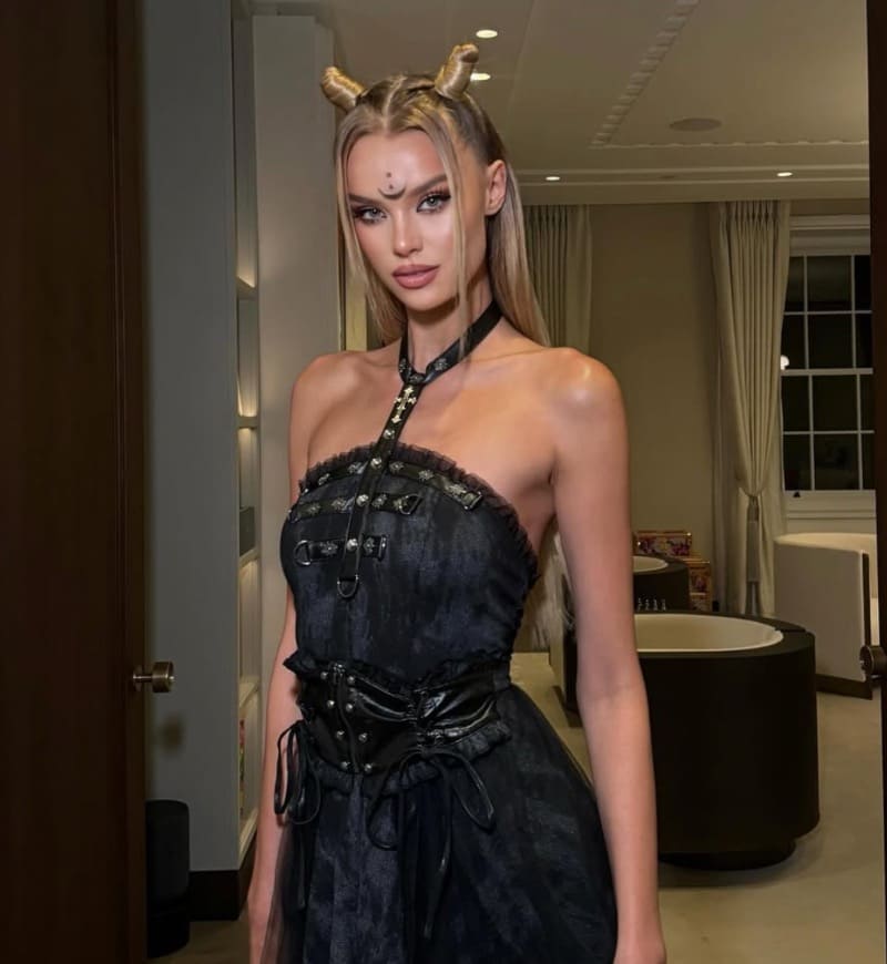 Babe in strakke jurk