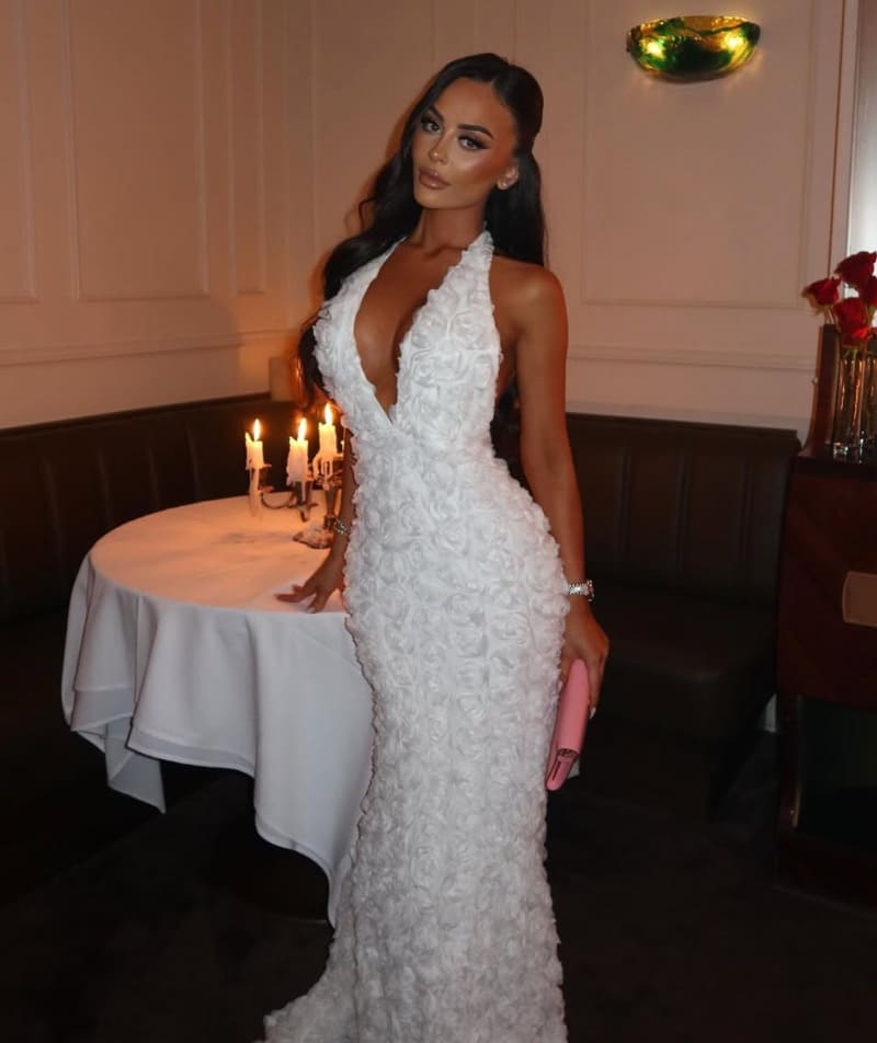 Babe in witte strakke jurk