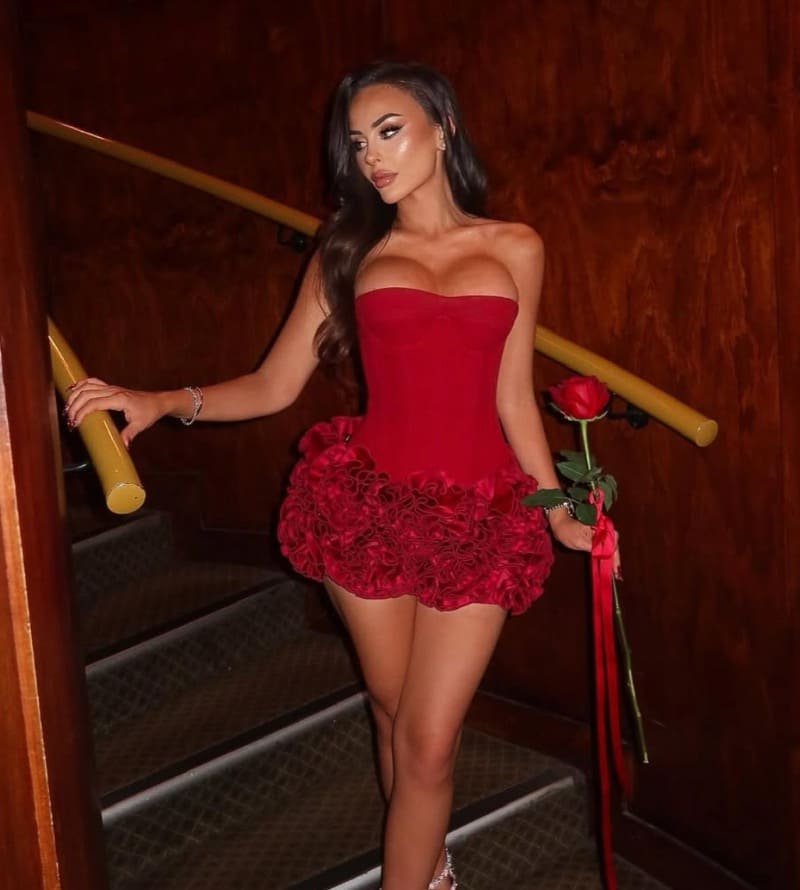 Taylor in sexy rode jurk met dikke tieten