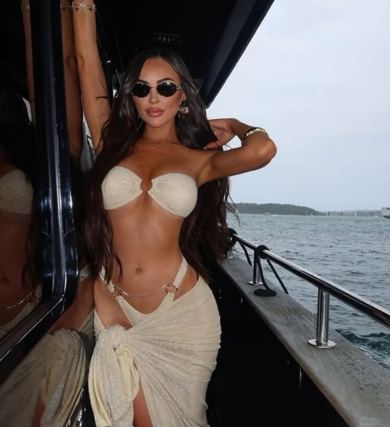 Babe met dikke tieten op boot