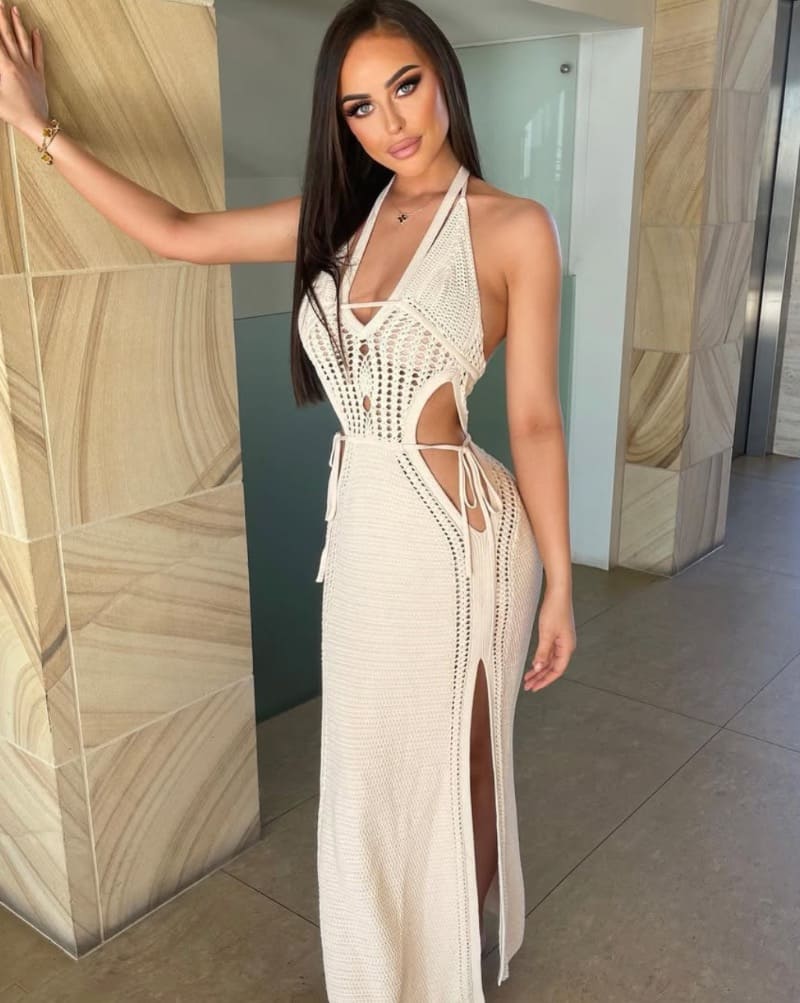 Babe in witte jurk
