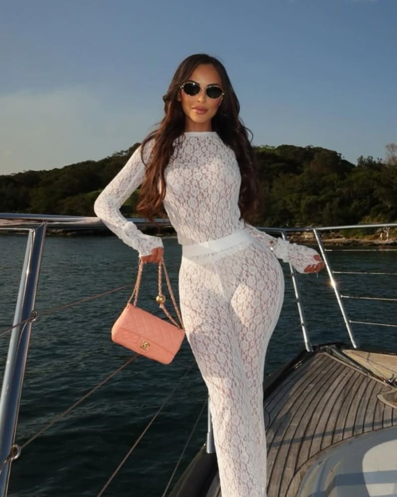 Babe in witte outfit op boot