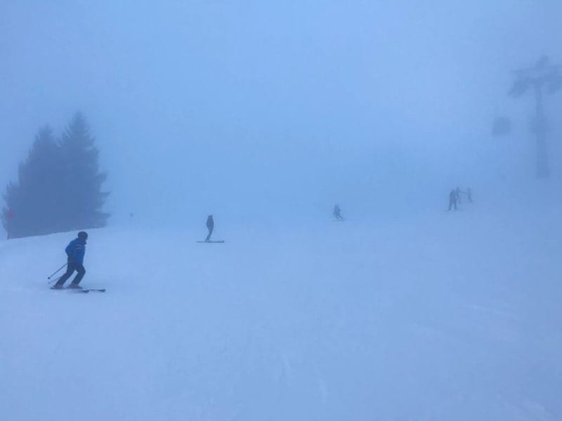 Skiër op piste met slecht zicht