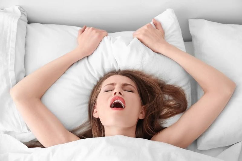 Vrouw heeft orgasme