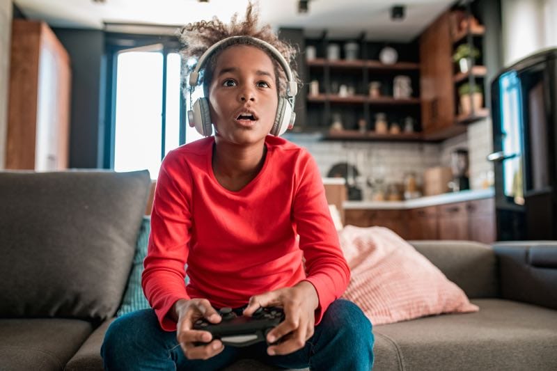Kind speelt video games en krijgt een boost in IQ door gamen