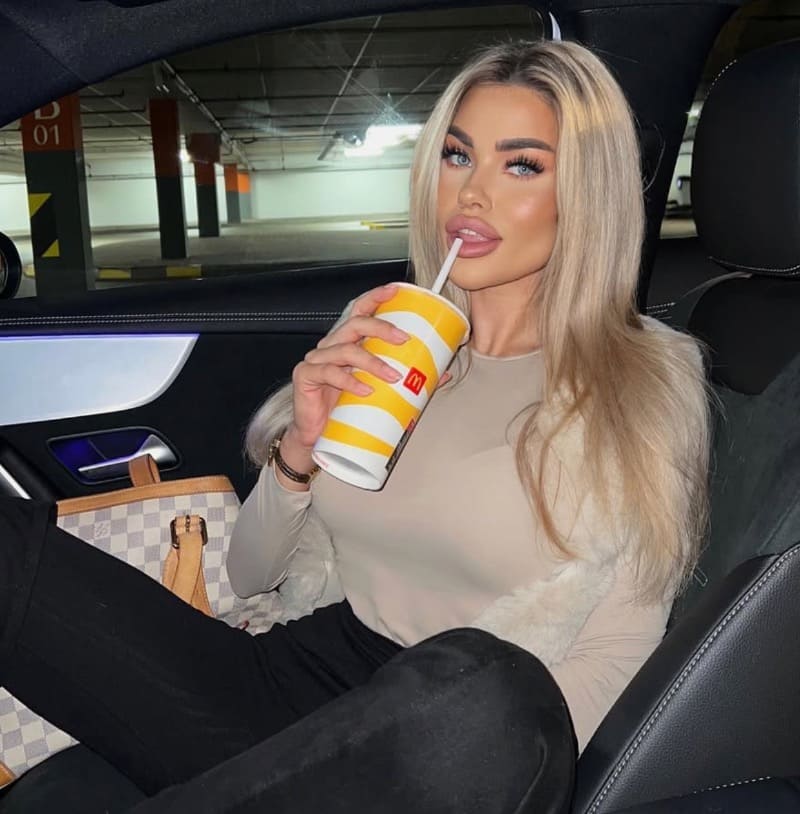 Blondine in auto