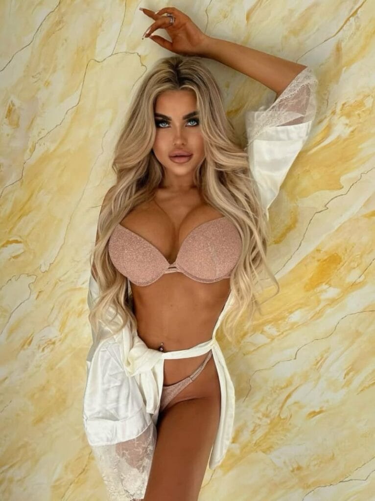 Luciana in sexy bikini