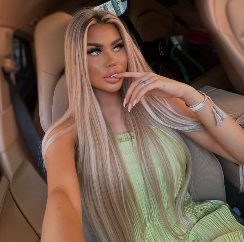 Babe in groene jurk in auto