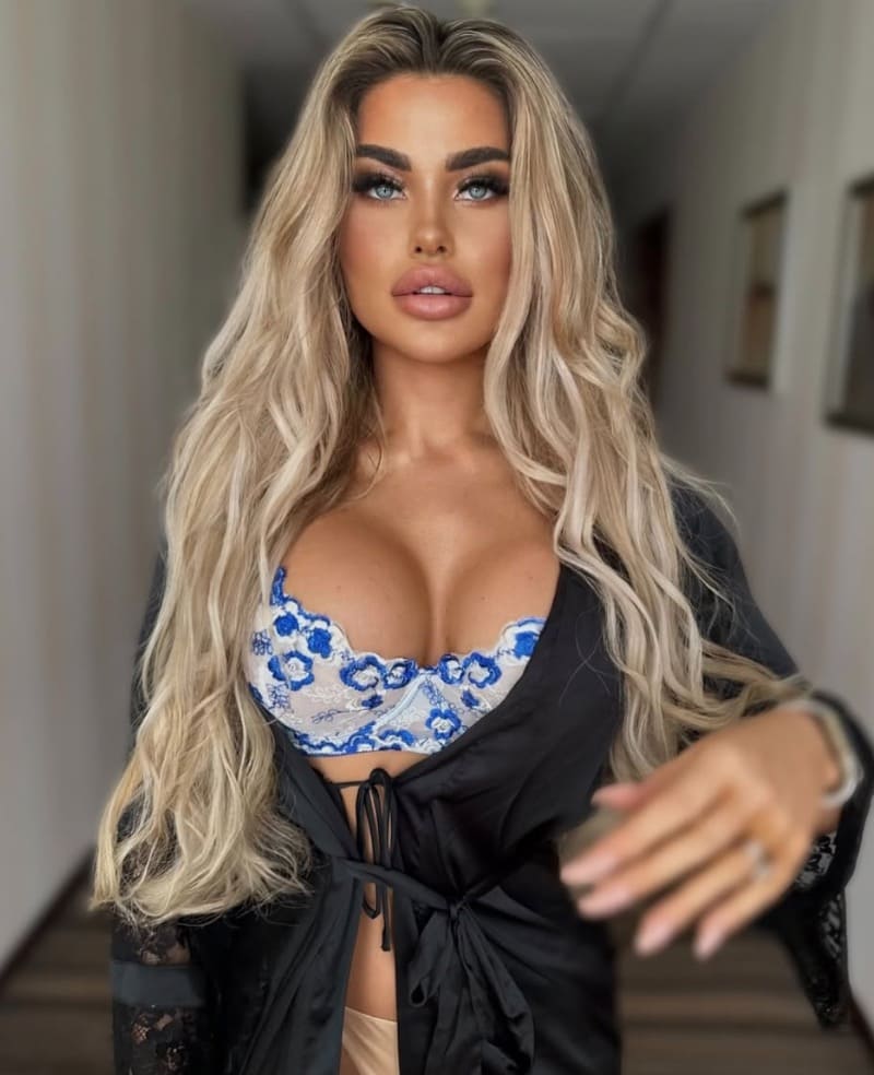 Luciana in sexy topje