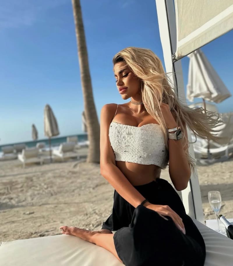 Luciana in sexy wit topje