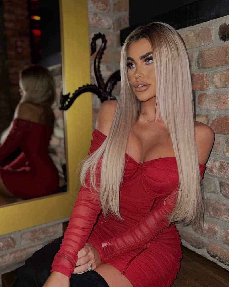 Babe in strak rood jurkje