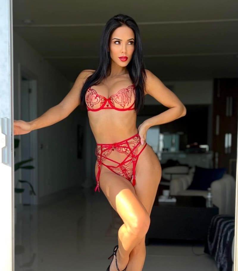 Melissa in roze lingerie met dikke tieten