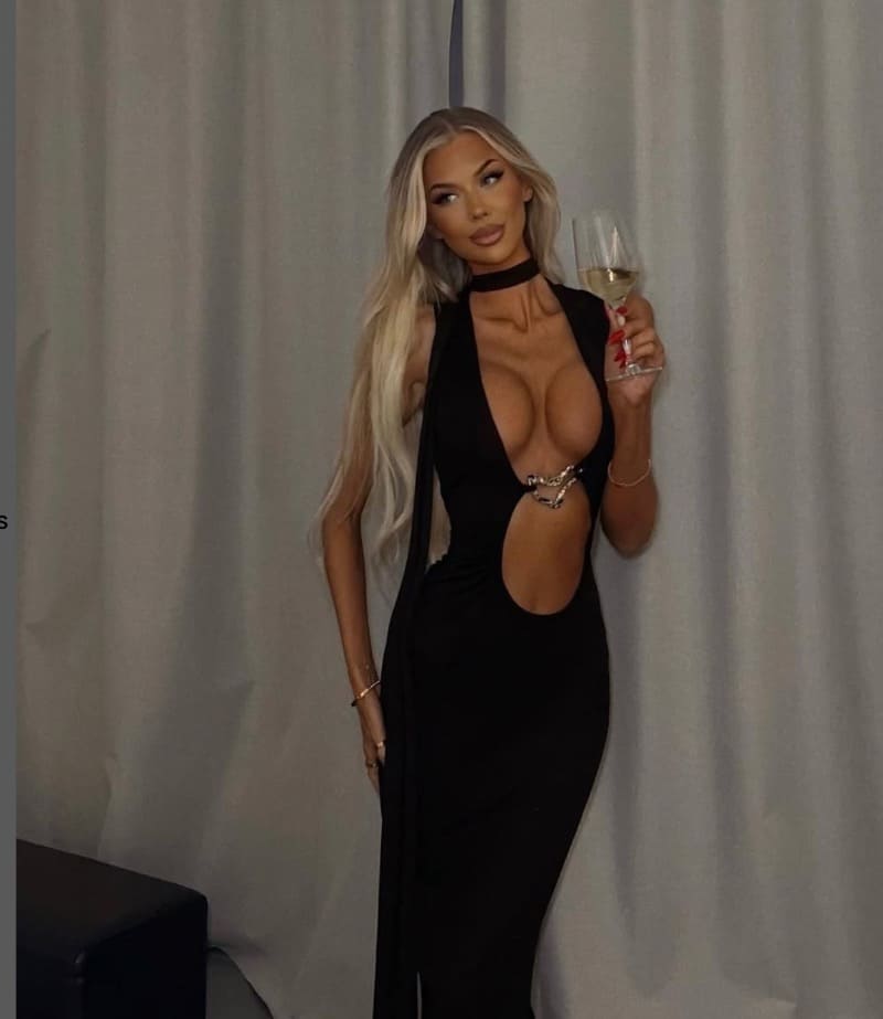 Sylvija in sexy zwarte jurk