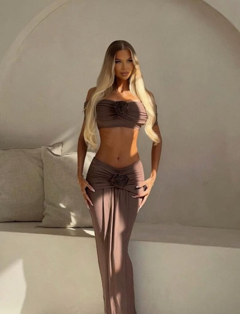 Sylvija in sexy mini jurk