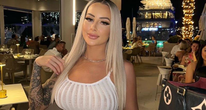 Mandy in sexy topje