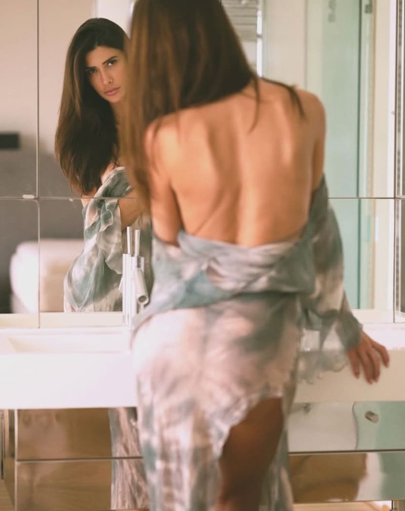 Kelly in strakke jurk