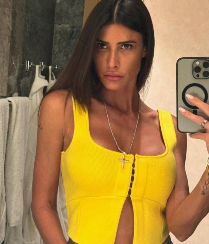 Babe in geel topje