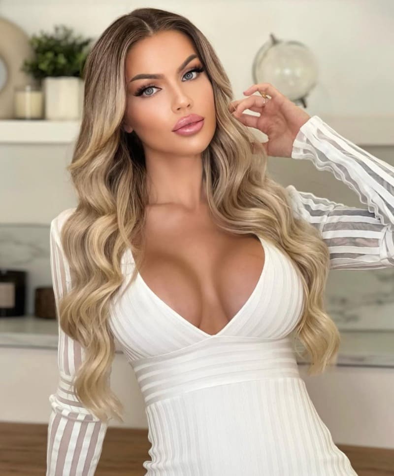 Sexy blondine met dikke tieten in witte jurk