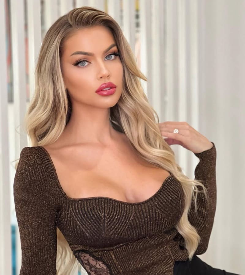 Babe met blonde haren in strakke bruine outfit
