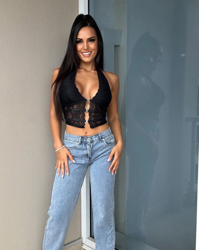 Babe in sexy jeans