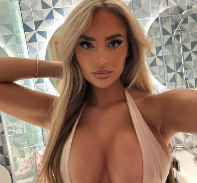 Milly met sexy tieten in wit topje