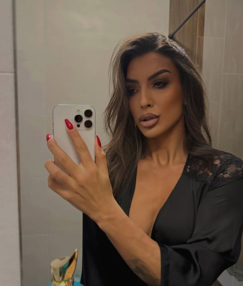 Sexy brunette neemt selfie