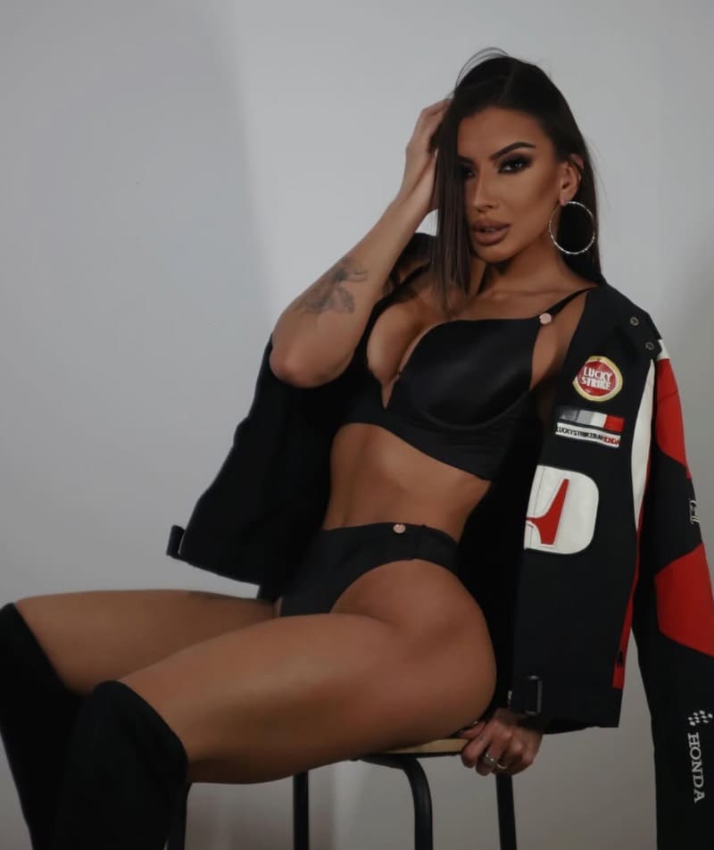 Jelena in sexy lingerie en motor jasje